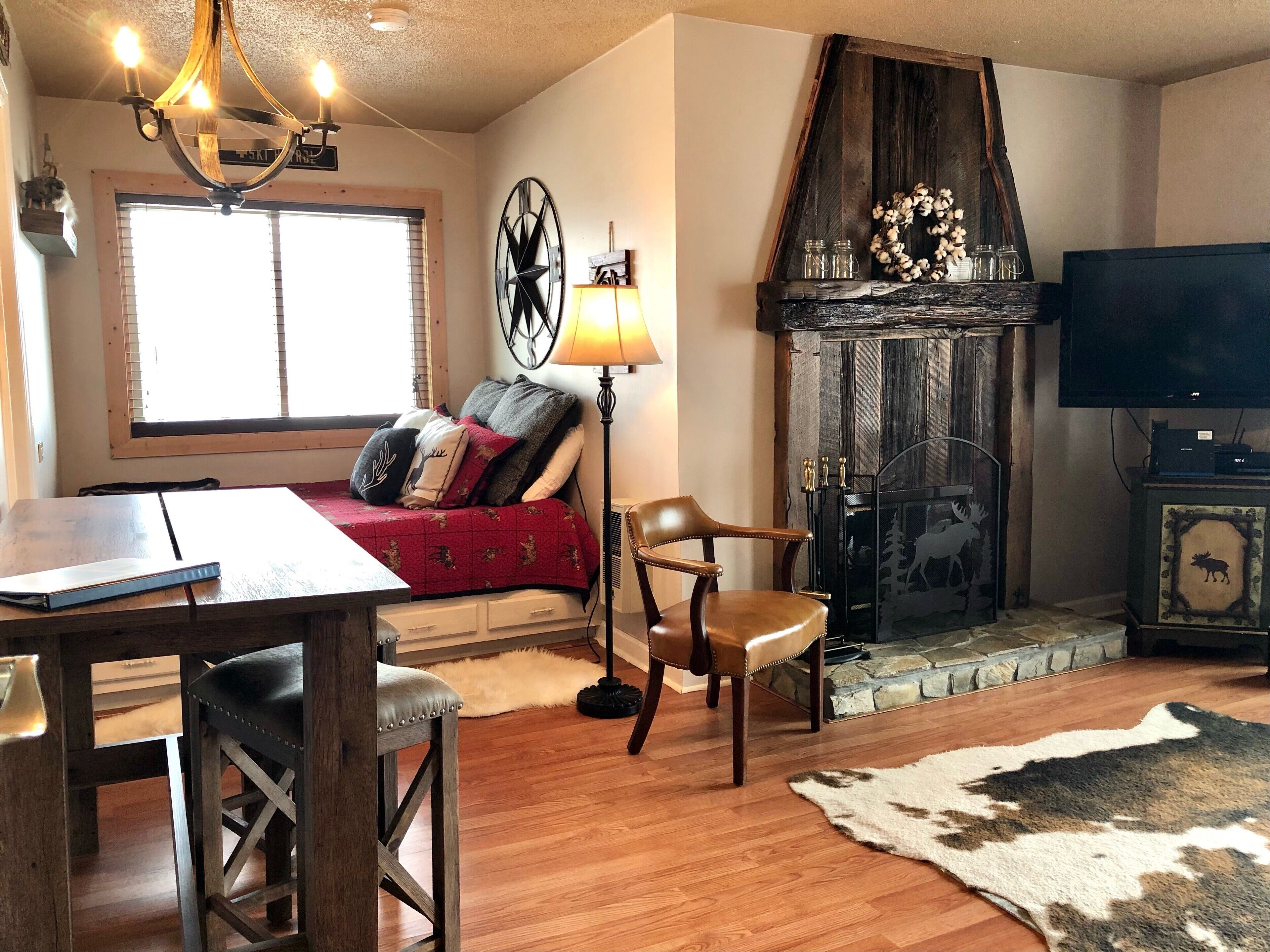 Pinnacle Inn - Rustic & Cozy Condo, Indoor Pool, Saunas, Hot Tub, Gym 