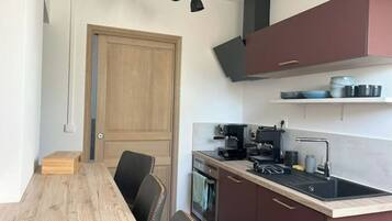 Geladeira, micro-ondas, fogĂŁo, cooktop