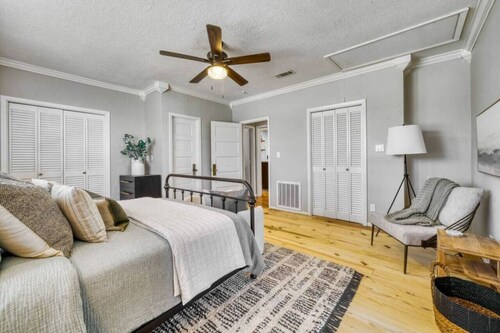 The Farmhouse at Fable Farm, 15 mins to Round Top!