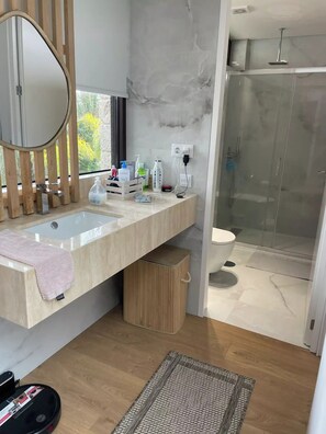 Shower, towels, toilet paper - Duas Quintas Areal - Apartamento com 2 Quartos (Nespereira GMR)
