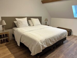 2 bedrooms, desk, travel cot, free WiFi