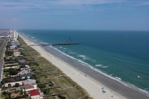 Block from Ocean, Private Heated Pool, Hot Tub, Pool Table, Ping Pong, Golf