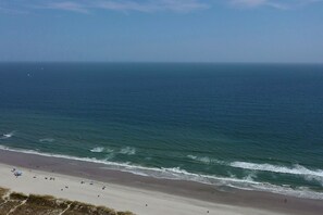 Beach nearby, sun-loungers, beach towels - Block from Ocean, Private Heated Pool, Hot Tub, Pool Table, Ping Pong, Golf (North Myrtle Beach)