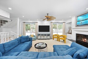 TV connectée, lecteur de DVD, table de tennis de table, livres