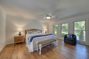 6 chambres, bureau, fer et planche à repasser, lit parapluie