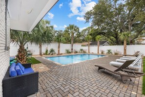 室外游泳池，恒温泳池