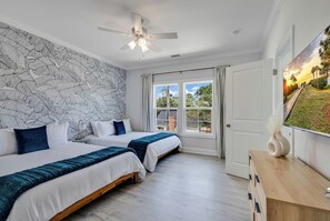 4 chambres, fer et planche à repasser, lit de bébé portatif