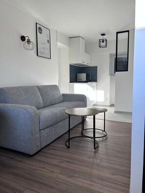 Flat-screen TV - Appartement Rénové, Proche de Roissy Cdg, Aéroville, Chantilly, Parc Astérix (Louvres)