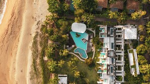 An aerial view of a resort with a swimming pool, multiple buildings, and a beach. - Auka Boipeba (Cairu)