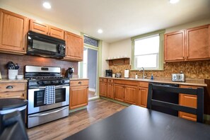 冷蔵庫、電子レンジ、オーブン、コンロ