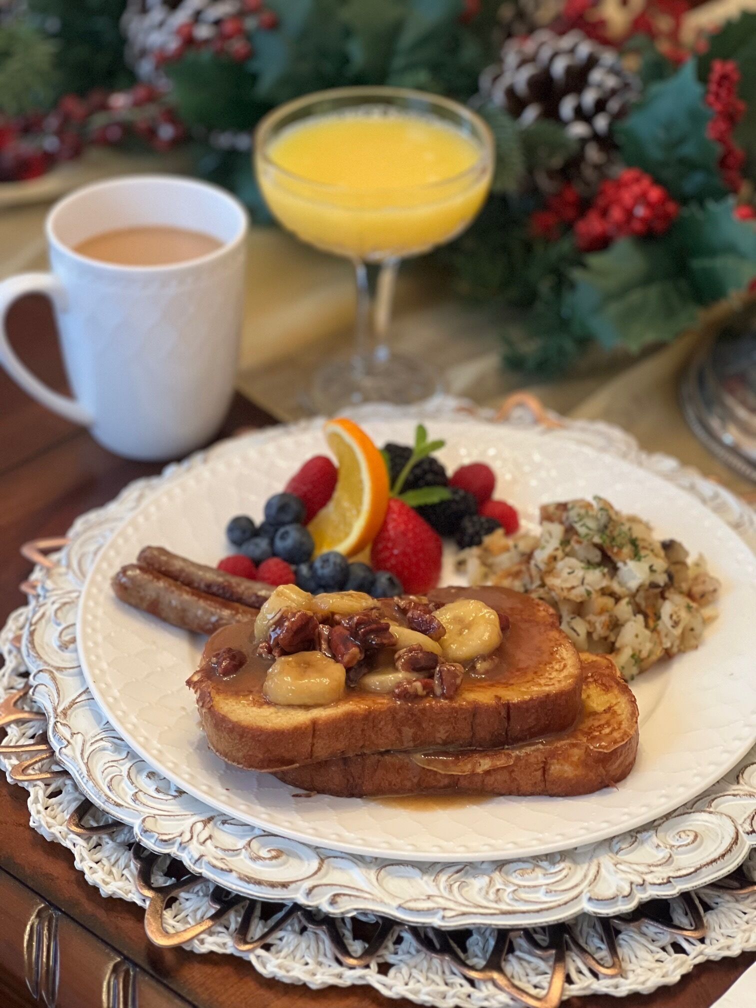 Un plato de desayuno con tostadas, frutos rojos y un vaso de zumo de naranja.
