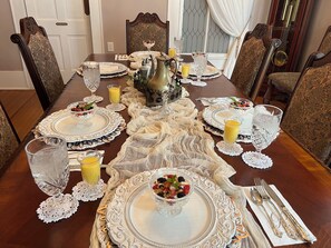 Desayuno completo gratuito y diario