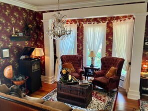 تلفزيون ذكي بحجم 36-بوصة يعرض قنوات تلفزيونية رقمية