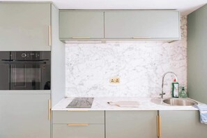 Frigorifero, forno, piano cottura, tostapane