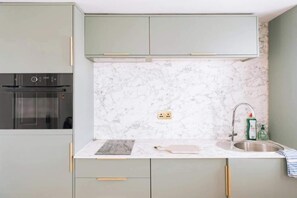 Frigorífic, forn, placa de cuina i torradora 