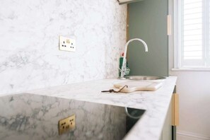 Shower, hair dryer - Modern 1-Bedroom Apartment – Heart of Brighton (Brighton and Hove)