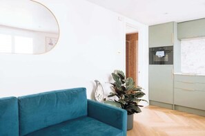 TV - Modern 1-Bedroom Apartment – Heart of Brighton (Brighton and Hove)