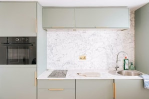 Kjøleskap, ovn, kokeplater og brødrister