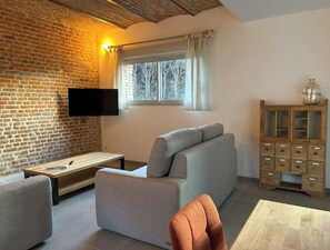 Fernseher, Tischfußball, Tischtennisplatte, Bücher