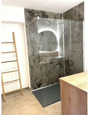 Shower, towels, soap, toilet paper - 3 Chambres Bain Nordique (Maresches)