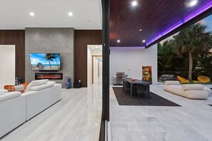 المنشأة من الداخل