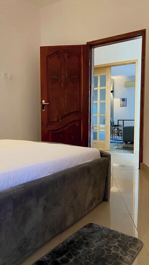 1 bedroom, iron/ironing board, WiFi, bed sheets - Appart avec immense terrasse (Cotonou)