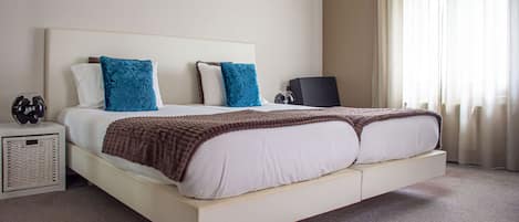 Classic Twin Room, City View | Minibar, desk, free WiFi