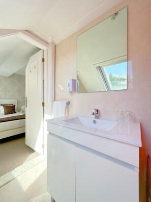 Classic Double Room, City View | Bathroom - O'Porto Seven - Guest House (Porto)