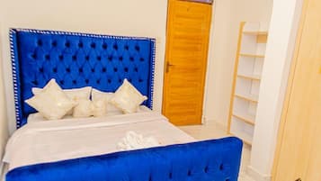 3 quartos, escrivaninha, ferros/tábuas de passar roupa
