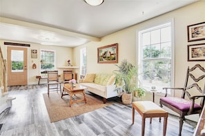 Exclusive House, 5 Bedrooms | Living area