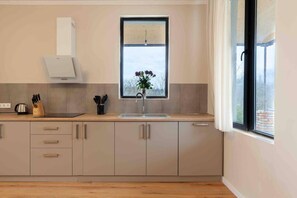 Casa | Cocina privada | Refrigerador, lavavajillas, tetera eléctrica y tostadora