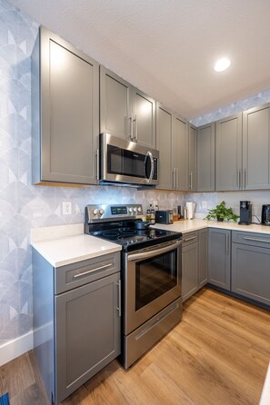 Kylskåp, mikrovågsugn, ugn och spishäll