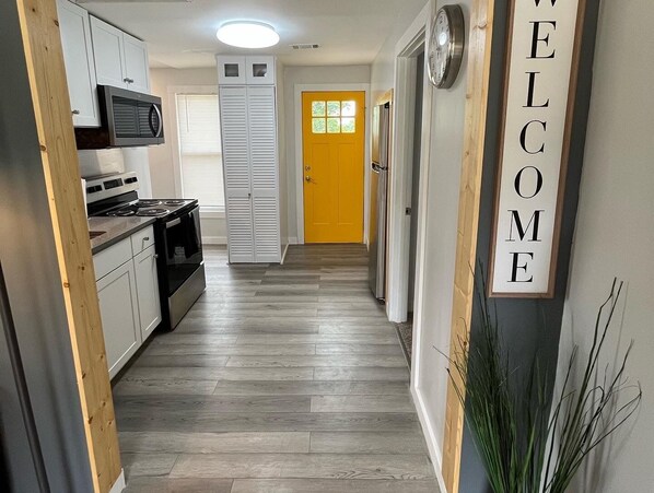 Refrigerador, microondas, horno y cafetera y tetera 