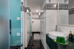 Tripla Deluxe | Bagno | Set di cortesia gratuito, asciugacapelli, accappatoio, pantofole