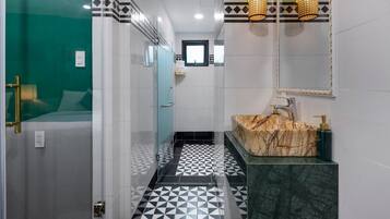 Deluxe Double Room | Bathroom | Free toiletries, hair dryer, bathrobes, slippers