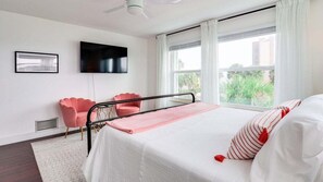 3 bedrooms, desk, iron/ironing board, free WiFi