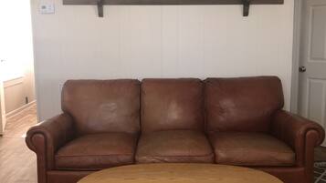 Una Smart TV, un reproductor de DVD, libros, una videoteca