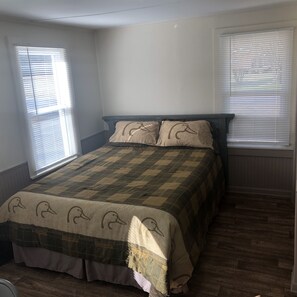 3 bedrooms, desk, iron/ironing board, free WiFi - Large 3 bedroom home near wildlife refuge in eastern NC (Pantego)