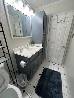 Haartrockner, Handtücher, Seife, Toilettenpapier