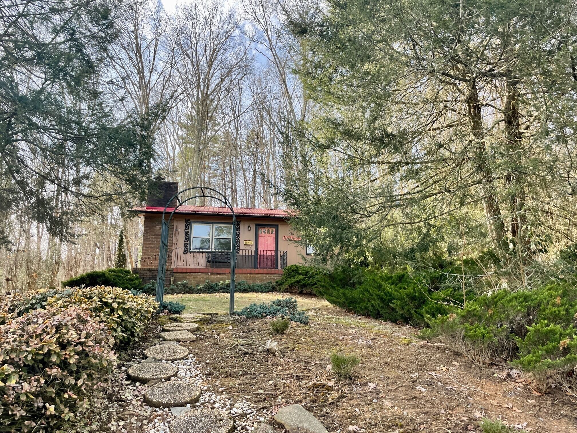 Cozy Mountain Cottage Near Asheville 