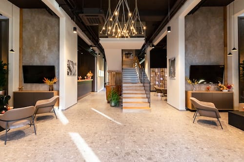 Coin salon dans le hall