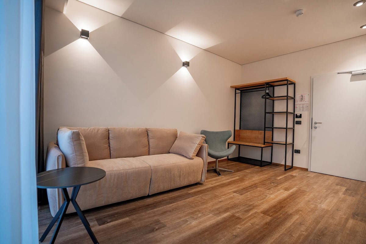 Family Room | In-room safe, desk, WiFi (free), bed sheets