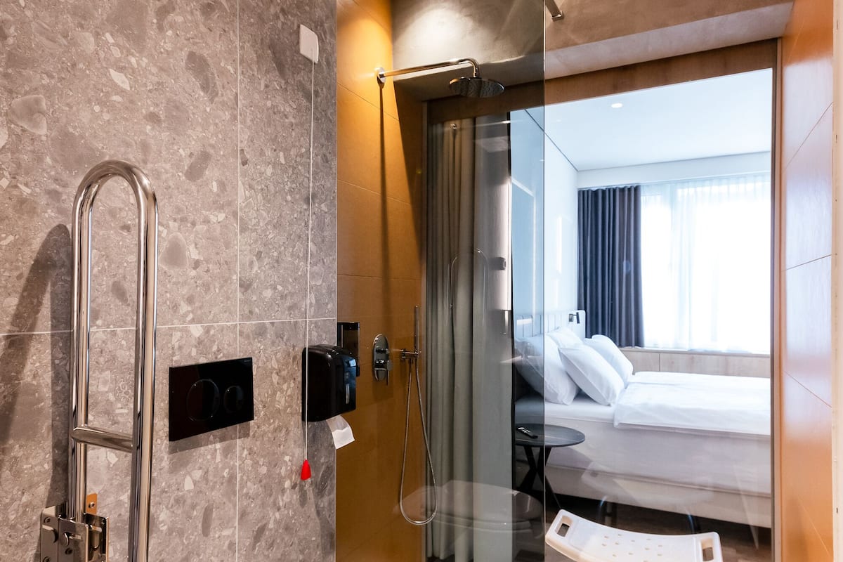 Standard-Doppel- oder -Zweibettzimmer, barrierefrei | Badezimmer | Dusche, Haartrockner, Handtücher, Seife