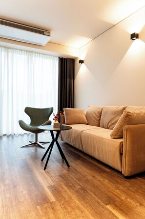 Familiekamer | Een kluis op de kamer, een bureau, gratis wifi, beddengoed