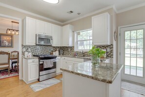 Refrigerador, microondas, placa de cocina, lavavajillas