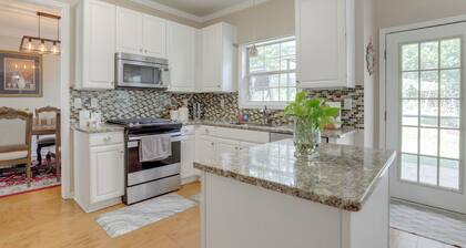 4 Mi to Chattahoochee River: Family Home w/ Yard!