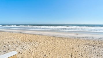 Chaises longues, serviettes de plage