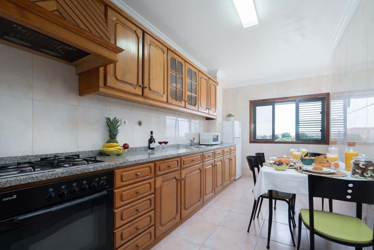 Køleskab, mikrobølgeovn, ovn, kogeplade