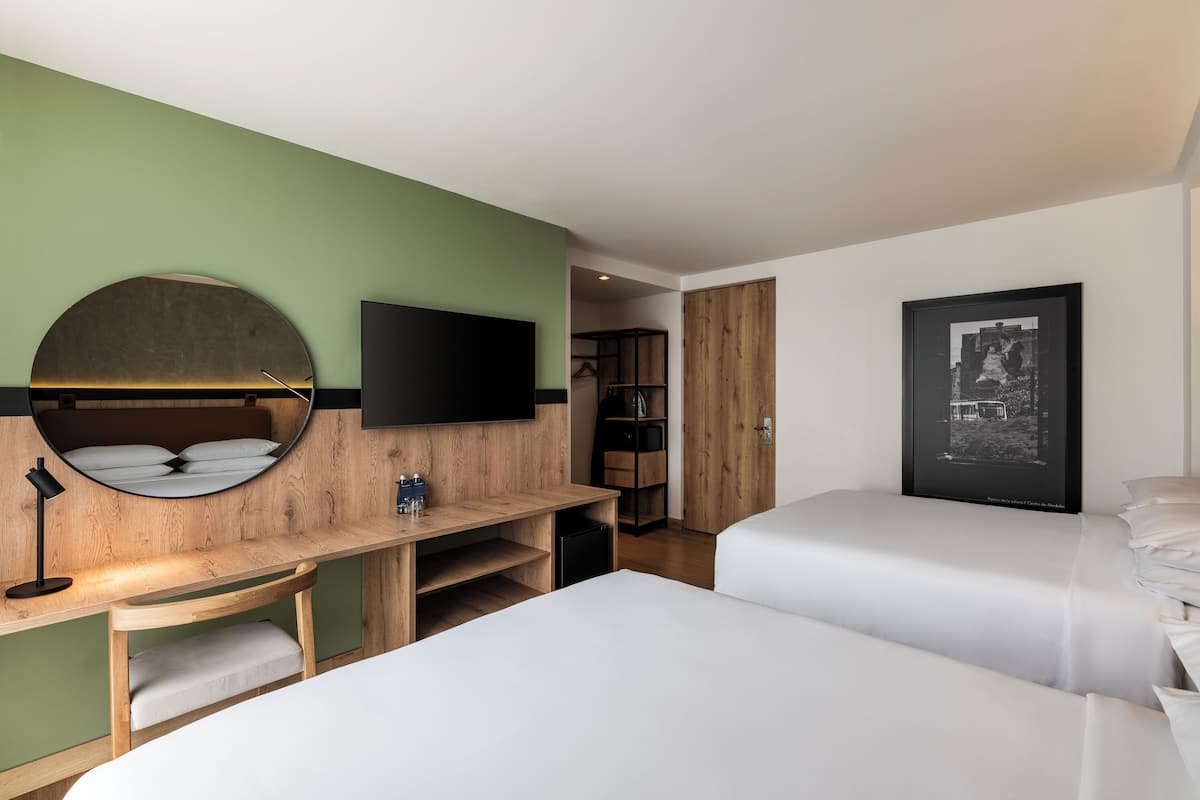 Standaard kamer, 2 queensize bedden, niet-roken | Luxe beddengoed, een minibar, een kluis op de kamer, een bureau