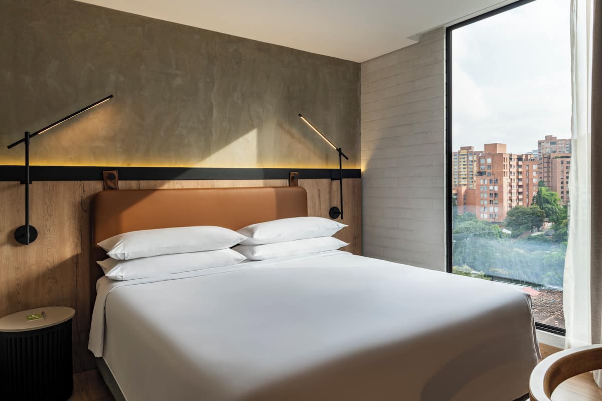 Standaard kamer, 1 kingsize bed, niet-roken | Luxe beddengoed, een minibar, een kluis op de kamer, een bureau